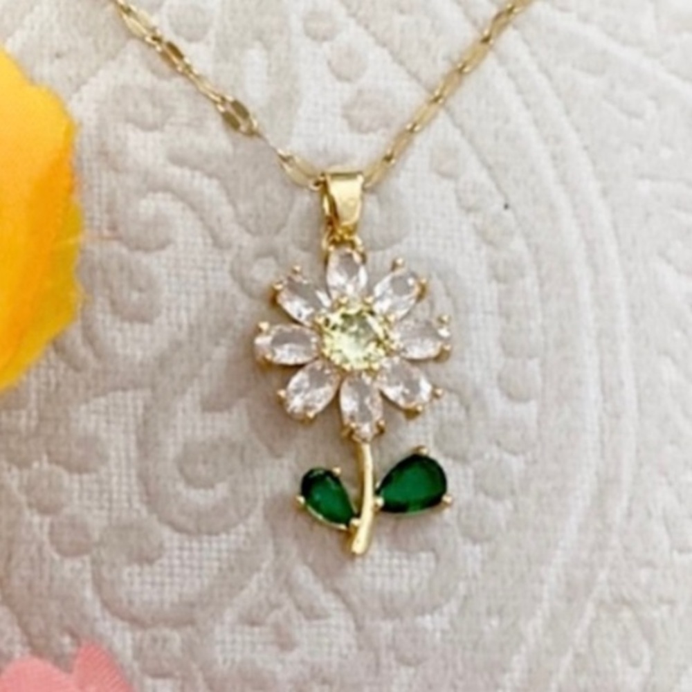 Daisy Pendant Gemstone Pendant Necklace With Diamond Cut Gold Chain NEW!